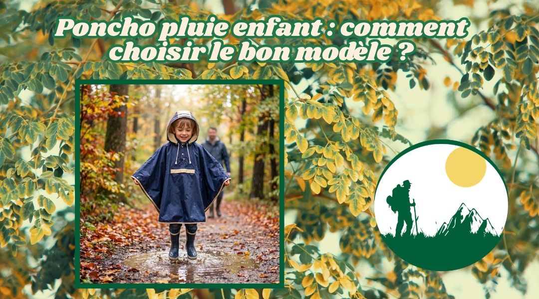 Enfant en poncho pluie bleu marine à capuche sautant dans une flaque en forêt