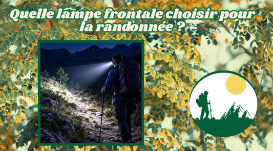 Homme en randonnée de nuit avec une lampe frontale éclairant un sentier