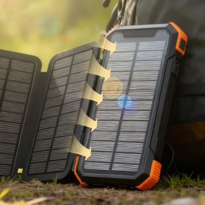Batterie se recharge avec panneau solaire randonnée
