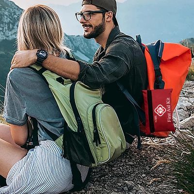 Couple profite vue trousse premier secours comme partenaire