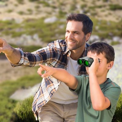 Enfant avec jumelles pour randonnée montre animal son père