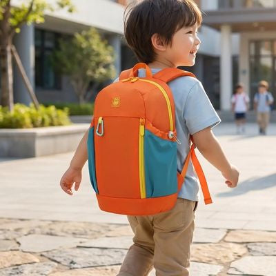 Enfant avec sac a dos enfant marche pour école