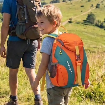Enfant sac randonnée enfant sur dos randonne heureux