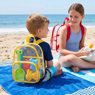 Enfants assis avec sac a dos piscine enfant plage