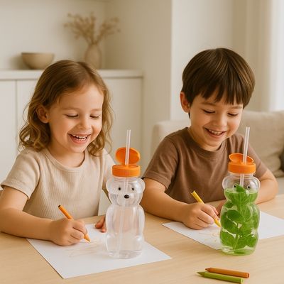 Enfants dessinent avec gourde réutilisable pour compote côté eux