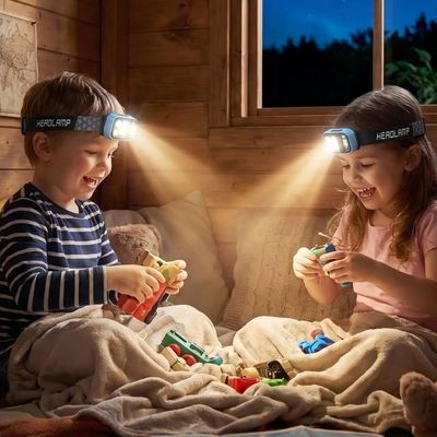 Enfants jouent soir cabane avec lampe frontale rechargeable usb