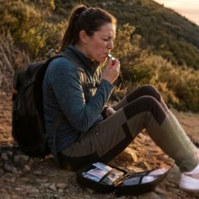 Femme blessée sifflet survie randonnée trousse de secours