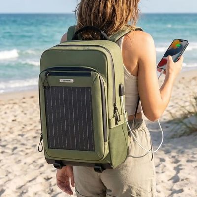 Femme consulte téléphone sac a dos solaire le chargeant