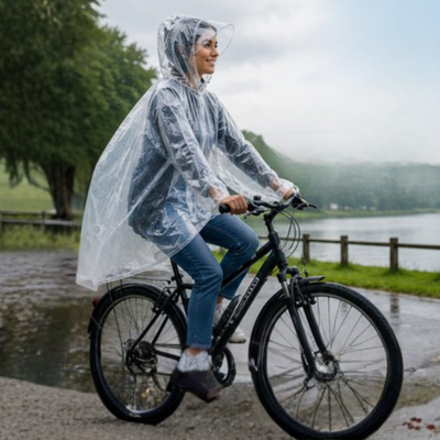 Femme fait balade près lac cape de pluie vélo