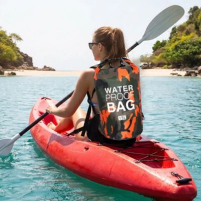 Femme fait kayak mer sac dos etanche dans son dos