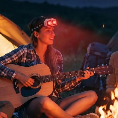 Femme gratte guitare avec meilleur lampe frontale pour travailler