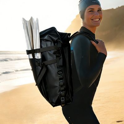Femme plage palmes dans sac dos etanche prête entrainement