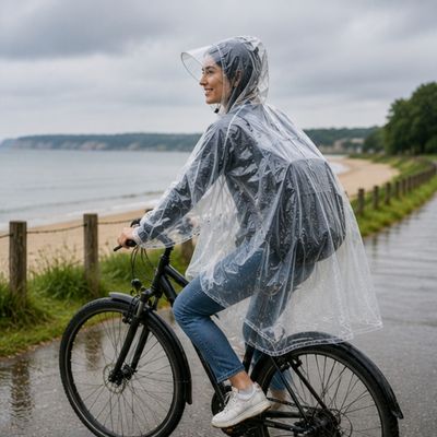 Femme route long plage cape de pluie vélo