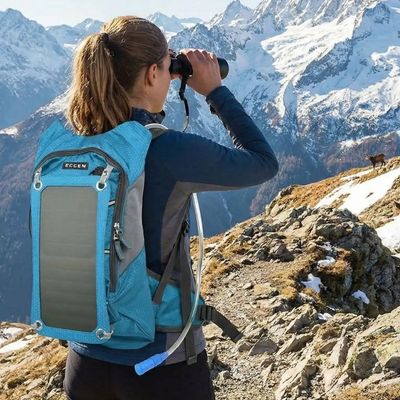 Femme sac a dos solaire léger admire chamois avec jumelles