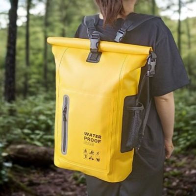 Femme sac dos etanche sur dos randonne sentier dunes