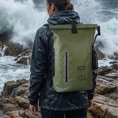 Femme sac dos etanche sur dos regarde mer mauvais temps