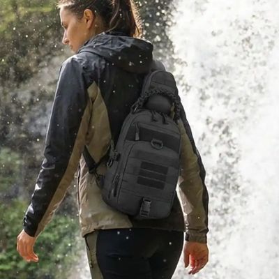 Femme sacoches randonnée dos traverse une cascade