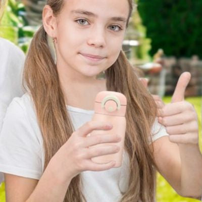 Fille mini gourde isotherme en main