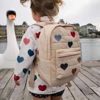 Fillette avec sac a dos enfants bord quai bois