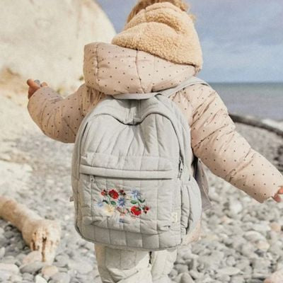 Fillette avec sac a dos enfants marche bord mer
