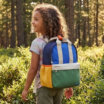Fillette sentier myrtilles sac à dos randonnée enfant