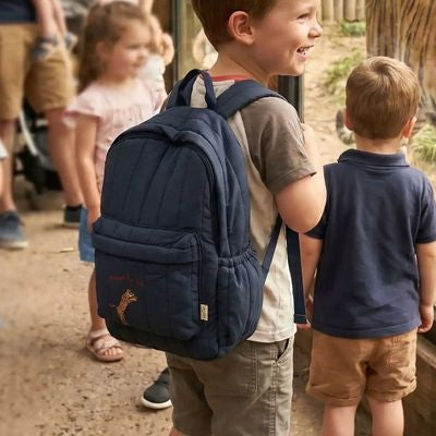 Garçon heureux avec sac a dos enfants confort