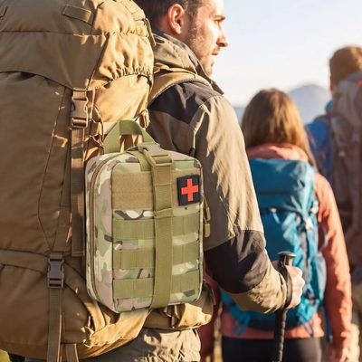 Guide randonnée trousse premier secours fixée avec système MOLLE
