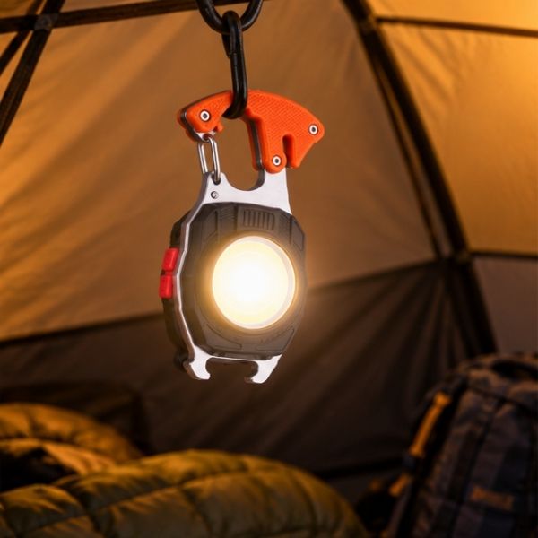 Homme accroche toit tente mini lampe COB multifonction
