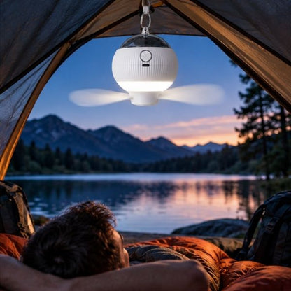 Homme allongé sous tente rafraichit endroit avec ventilateur camping