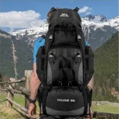 Homme avec sac à dos pour randonnée confortable