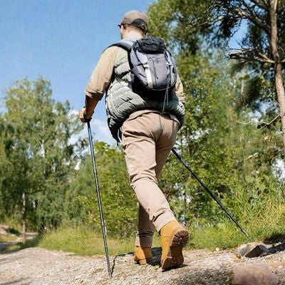 Homme chemin ensoleillé avec batons pour marche nordique