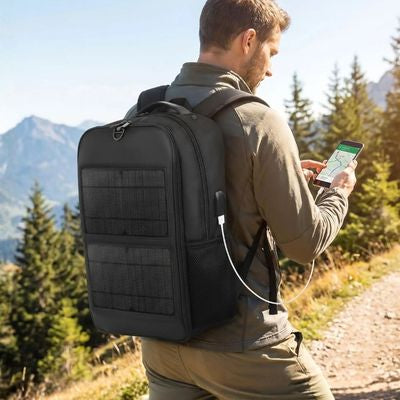 Homme cherche itinéraire sac a dos solaire portable branché