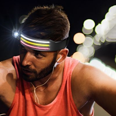 Homme court avec lampe frontale bandeau LED trois couleurs