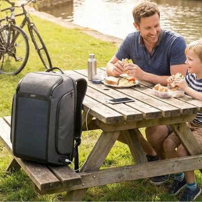Homme déjeune fils sac à dos voyage table bois