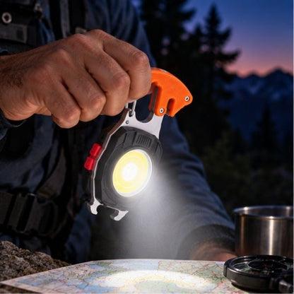 Homme éclaire carte avec mini lampe COB multifonction