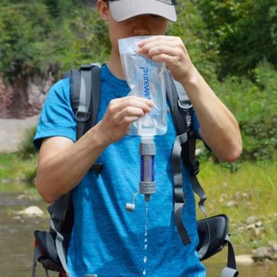 Homme fait couler eau poche vers filtre à eau