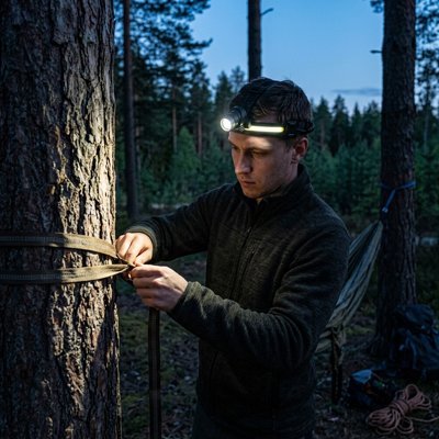Homme fixe matériel lampe frontale sur tête