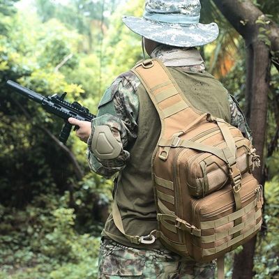 Homme jungle guette sacoche tactique installée dos