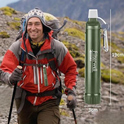 Homme marche avec filtre à eau accroché veste