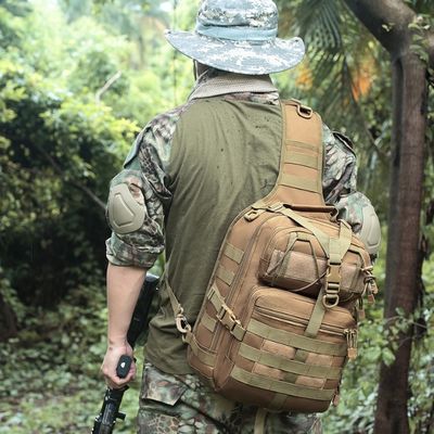 Homme marche forêt sacoche tactique installée dos