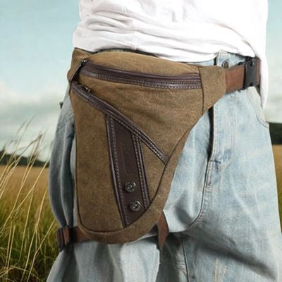 Homme marche prairie avec sacoche de jambe