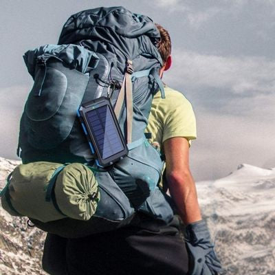Homme montagne powerbank 20 000 mah accrochée sac