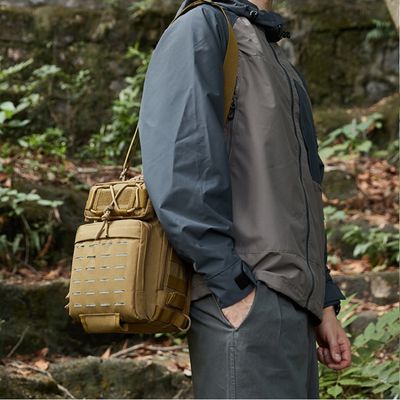 Homme porte sacoche randonnée sur épaule