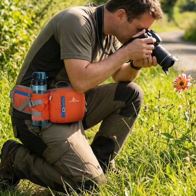 Homme prend gros plan fleur sacoche rando côté taille