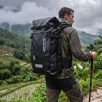 Homme randonne Indonésie sac à dos étanche sous mousson