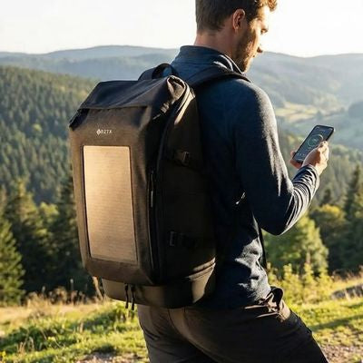 Homme randonne Vosges recharge portable sac a dos solaire