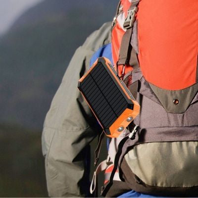 Homme randonne batterie externe 20000 mah fixée sac