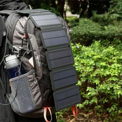 Homme randonne chargeur solaire randonnée sur sac à dos