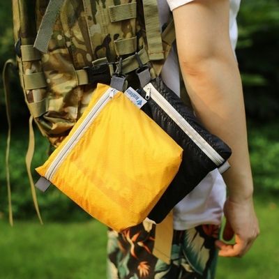 Homme randonne pochette étanche fixée sac à dos