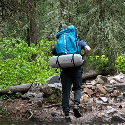 Homme randonnée transporte tente bivouac sous sac à dos